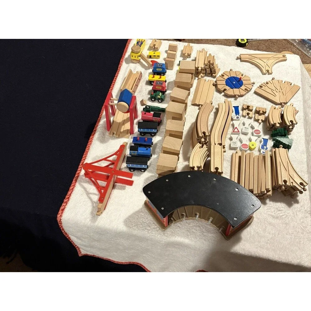 Melissa & Doug #701 Wooden Railway Train Set 130Pc Track Bridge Crane Roundhouse